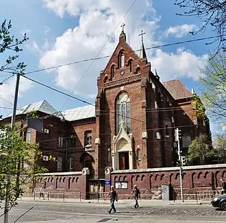 Вход и фасад здания церкви