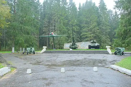 Экспозиция военной техники при въезде в гарнизон