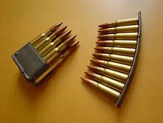 Обоймы М1 Гаранд (M1 Garand) и СКС (справа).