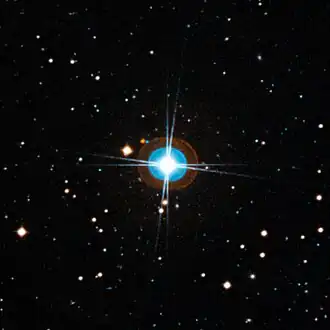 Звезда HD 10180 (отображена через комбинацию фильтров). Синий ореол и лучи – артефакты съёмки.