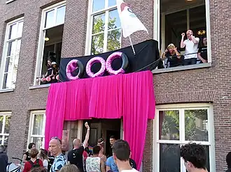 Штаб-квартира, украшенная по случаю Амстердамского гей-парада[англ.], 2016 год