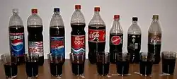 Бренды популярных кол, слева-направо: Pepsi, TAUfrisch Cola, Pepsi MAX, River Cola, Coca-Cola, Afri Cola, Coca-Cola Light, Coca-Cola Koffeinfrei