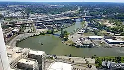 Река Кайахога в Кливленде.