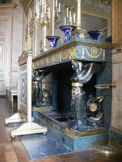 Камин. Фриз с гирляндами. Начало XIX в. Королевский дворец, Компьень