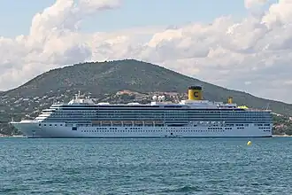 Costa Luminosa близ Сен-Тропеза в своё первое плаванье