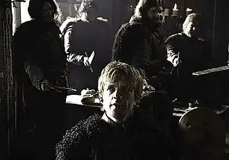 В кульминации эпизода Тириона Ланнистера окружают новые союзники Кейтилин Старк