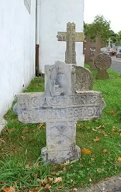 Крест 1743 года на кладбище