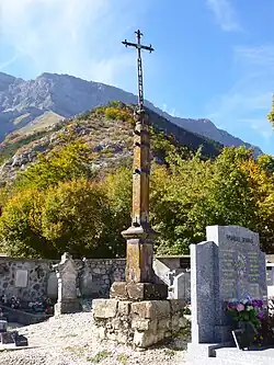 Крест на кладбище