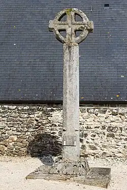 Крест на кладбище