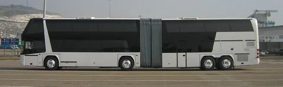 Вариант автобуса Neoplan Jumbocruiser с ведущей 3-й осью