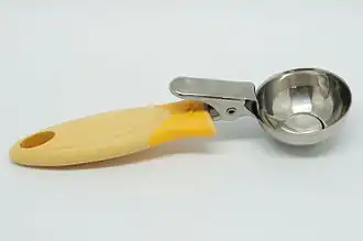 Ложка с выталкивателем шарика мороженого