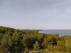 Вид со смотровой площадки высоты Эфа на северо-восток. Виден посёлок Нида.