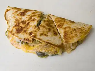 Кесадилья с зелёным перцем и жареным луком