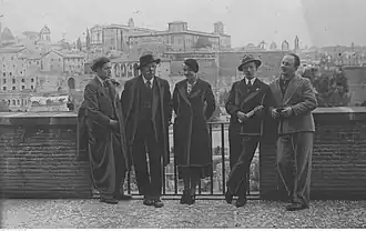 Виктор Мазуровский (второй слева) с группой польских деятелей искусства в Риме, 1936 год