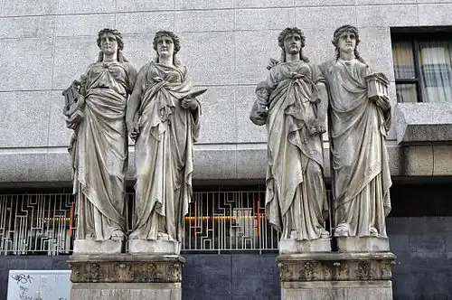 Классические фигуры кариатид работы Вильгельма Альбермана, установленные ныне у Нового Кунстхалле в Дюссельдорфе.