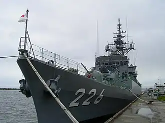 DE-226 «Исикари» у причала