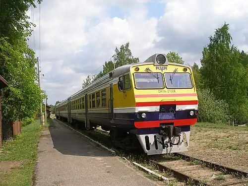 Трёхвагонная секция поезда ДР1А-210. Вид на переоборудованный прицепной вагон ДР1А-2106Р