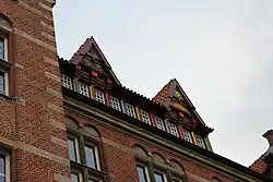 Украшенный фронтон дома