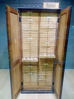 Шкаф дайн с текстами почти 230 000 латышских дайн