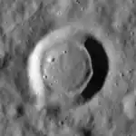 Сателлитный кратер Дамуазо BA. Снимок зонда Lunar Reconnaissance Orbiter.