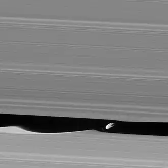 Снимок Дафниса, сделанный «Кассини» 5 июля 2010 года