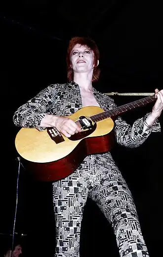 Лондонец Дэвид Боуи (1947—2016) во время тура Ziggy Stardust Tour 1972-73 года. Концерт этого тура в Детройте вдохновил его 14-летнюю фанатку Мадонну Чикконе, будущего «хамелеона поп-музыки».