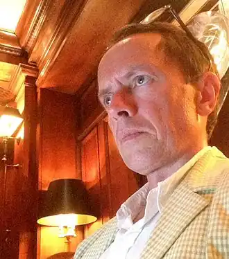 Дэвид Вудард в зелено-белом клетчатом блейзере из сирсакера