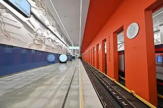 Платформа, стена и колонны в междупутье