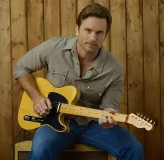 Чарльз Истен в роли Дикона Клэйборна.