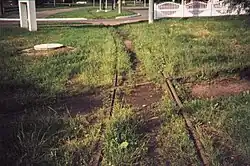 Глухое пересечение со служебной трамвайной линией (бывшая трасса маршрутов 9 и 10)