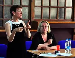 Переводчики ЖЯ — Дебра Рассел (Канада) и Анна Комарова (1962—2022) (Россия)