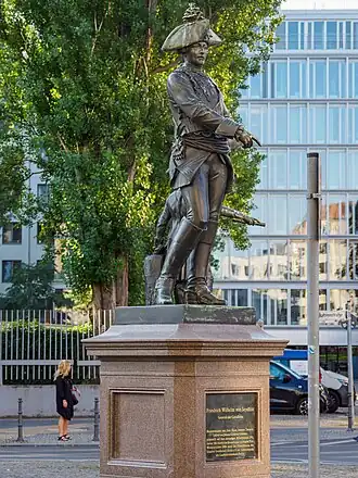 Памятник генералу фон Зейдлицу. Берлин, бронзовая копия, наши дни.