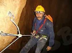 в спелеотуризме — применение узла «двойная восьмёрка» для крепления на двух точках станции