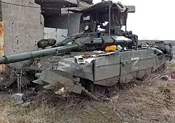 Повреждённый российский танк Т-72Б3М с верхней защитной решёткой (т.н "мангал"). Район Мариуполя, 2022 год