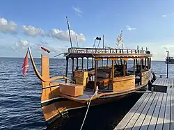 Дони - традиционное мальдивское судно у берега Хувахендху