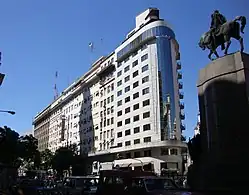 На углу с улицами Алсина и Иригойен