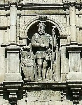 Скульптура Диего Порселоса на арке Санта-Марии в Бургосе