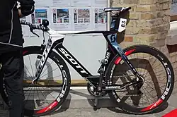 Велосипед для гонки с раздельным стартом Scott Foil команды IAM