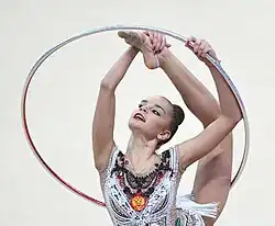 Сёстры Арина и Дина Аверины отличаются особой ритмичностью, скоростью своих выступлений, в том числе и интересной, сложной работой с предметом