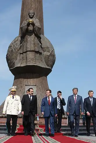 Президент России Дмитрий Медведев у монумента, 2008 год