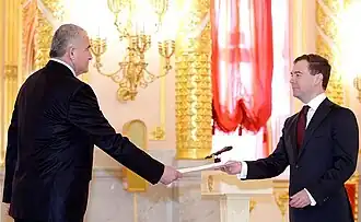 Олег Есаян вручает верительные грамоты Дмитрию Медведеву в феврале 2010 года