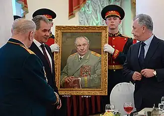 Сергей Шойгу вручает маршалу Советского Союза Дмитрию Язову его портрет, написанный в Студии