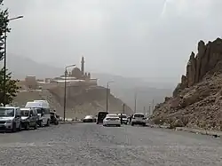 Вид на дворец Исхака Паши со стороны крепости.