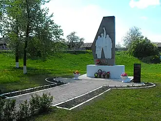 Мемориал на месте бывшего песчаного карьера в Докшицах, ставшего местом гибели тысяч евреев — узников Докшицкого гетто во время Второй мировой войны