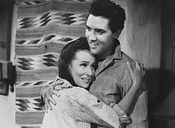 Барбара Иден и Элвис Пресли в фильме «Пылающая звезда»
