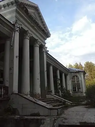 Заброшенная столовая дома отдыха «Чепца» в сосновом бору за посёлком (построена в 1957 году, снесена в 2017)