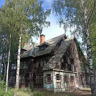 Дом-коммуна на улице Революции, 11; деревянный конструктивизм Н. А. Троцкого одна из ярких особенностей посёлка