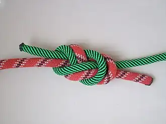 Узел «восьмёрка» в альпинизме, завязанный альпинистской верёвкой, но без обязательных контрольных узлов рабочими концами верёвки на нагруженных по обеим сторонам узла