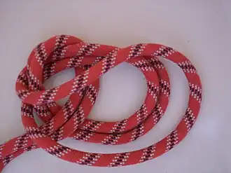 3. Перекинуть петлю на противоположную сторону узла, обернув.