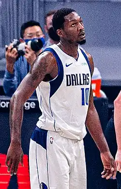 Финни-Смит в игре за «Даллас Маверикс» в 2021 году